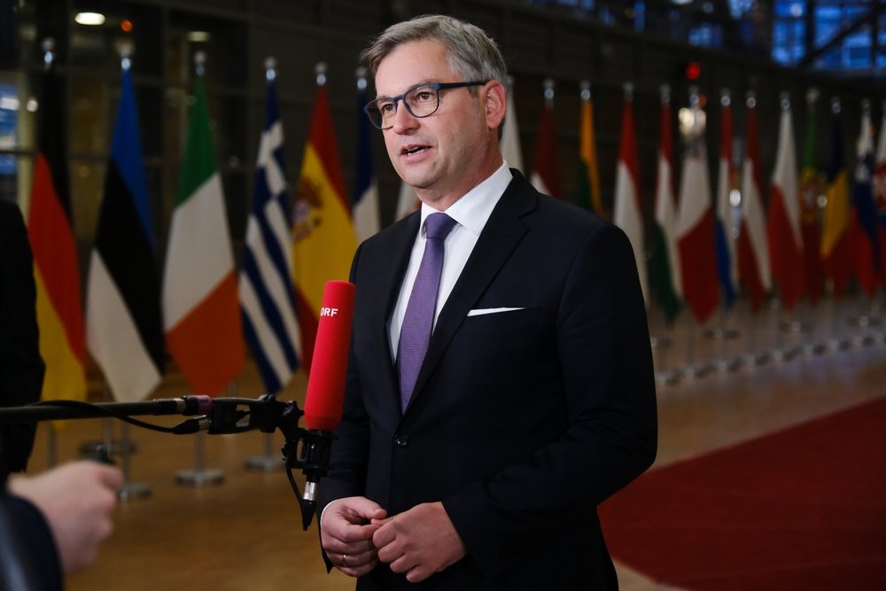 Στην Αθήνα ο επίτροπος Μετανάστευσης – στην ατζέντα η αύξηση των ροών από τη Λιβύη