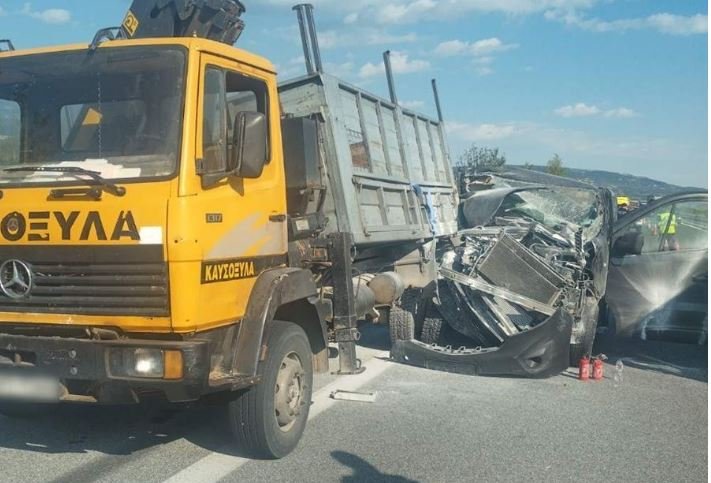 Σέρρες: 7 τραυματίες έπειτα από σύγκρουση φορτηγού με βαν – Απεγκλωβίστηκε μία γυναίκα – ΦΩΤΟ