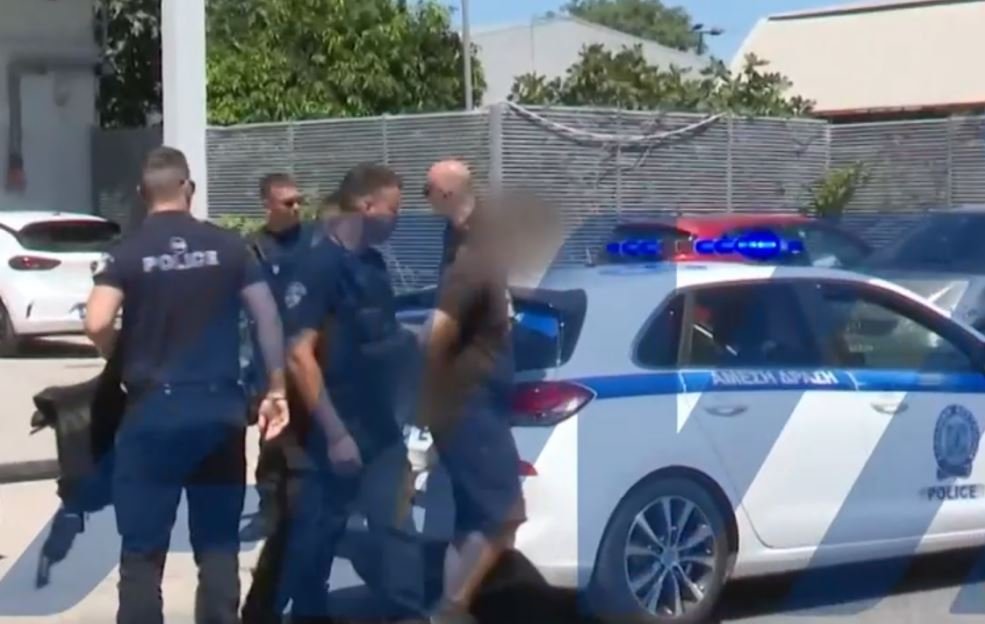 Τρόμος στη Λ. Μαραθώνος: Η στιγμή που αστυνομικοί οδηγούν στο περιπολικό τον άνδρα που απειλούσε με μαχαίρι