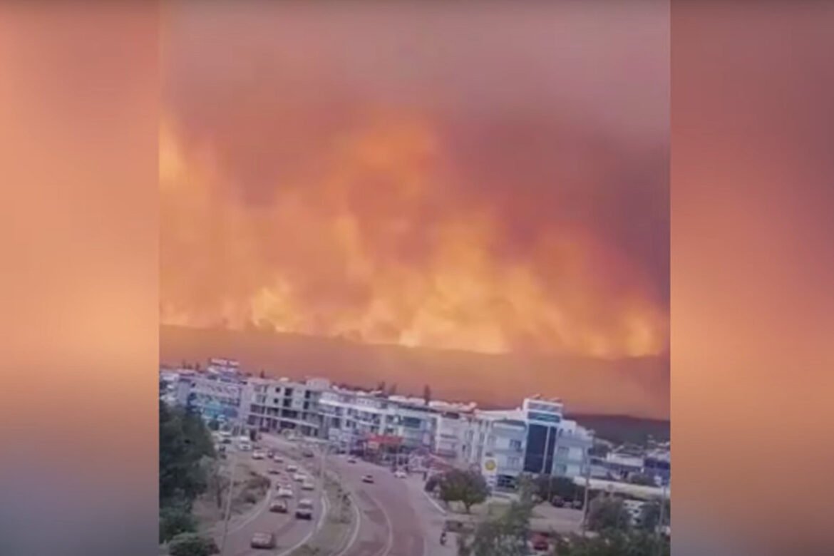 Τουρκία: Εικόνες Αποκάλυψης στη Σμύρνη από τις φωτιές – «Σαν την Ημέρα της Κρίσης» (Φωτογραφίες, Βίντεο)