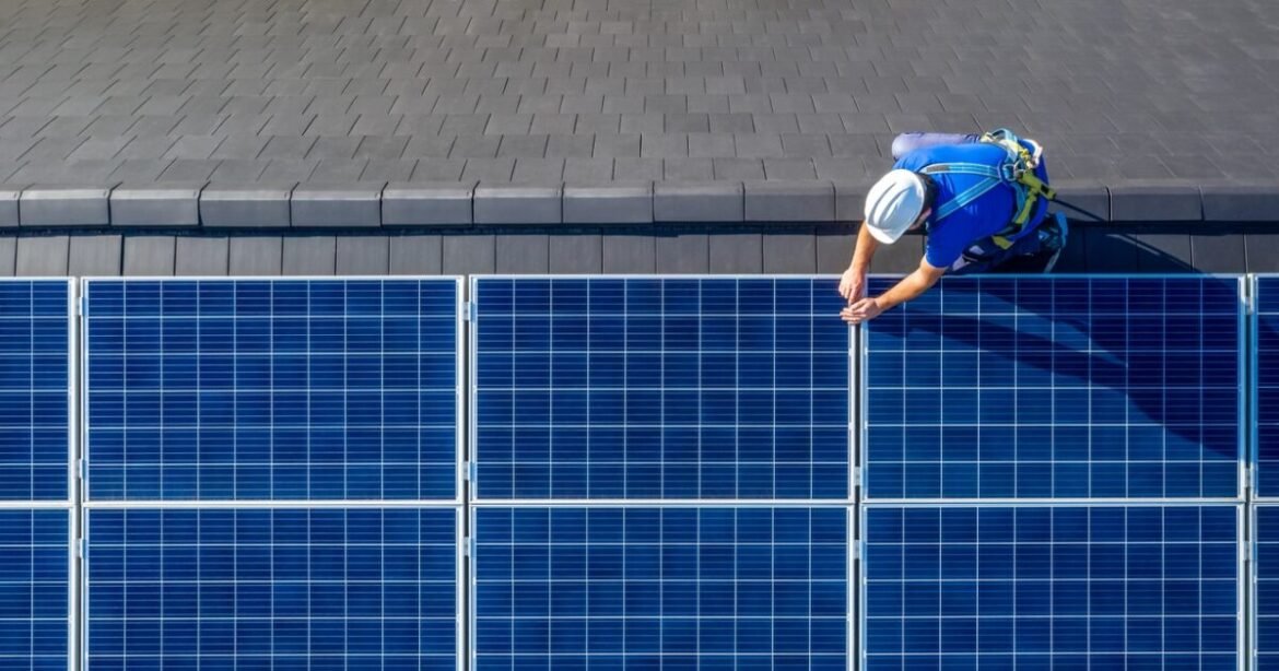 ΥΠΕΝ: Παρατάσεις για τα προγράμματα Φωτοβολταϊκά στο Χωράφι, Φωτοβολταϊκά στη Στέγη και Συστήματα Αποθήκευσης στις Επιχειρήσεις