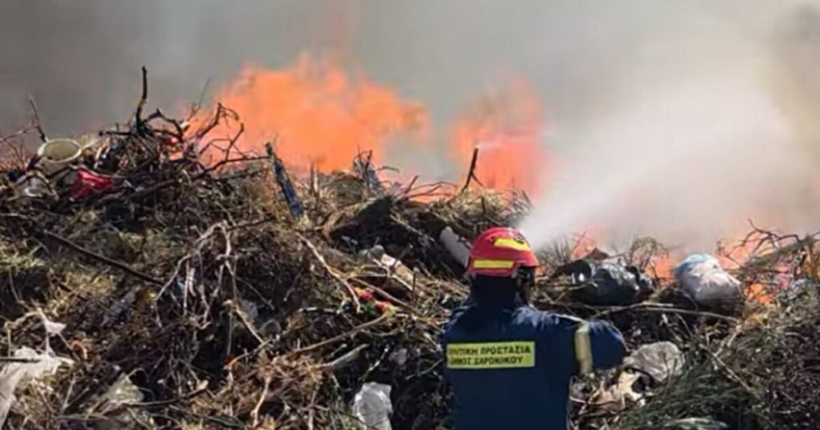 Φωτιά σε χωματερή στο Μαρκόπουλο – Επιχειρούν και εναέρια μέσα
