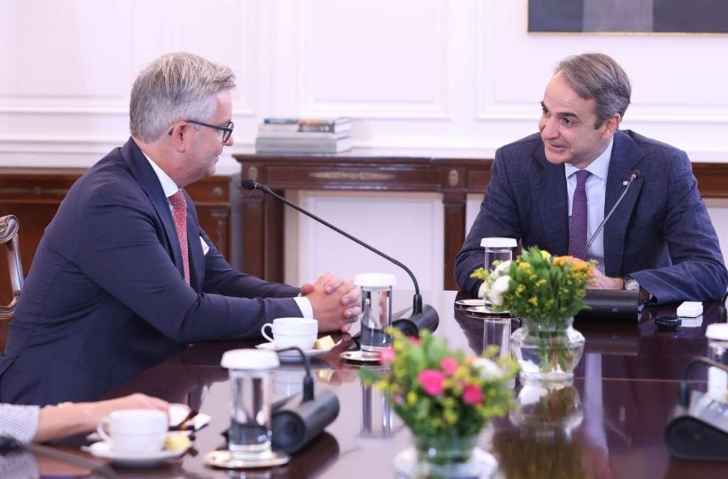 Στο Μαξίμου ο Επίτροπος Μετανάστευσης: Επί τάπητος η υβριδική επίθεση της Λιβύης