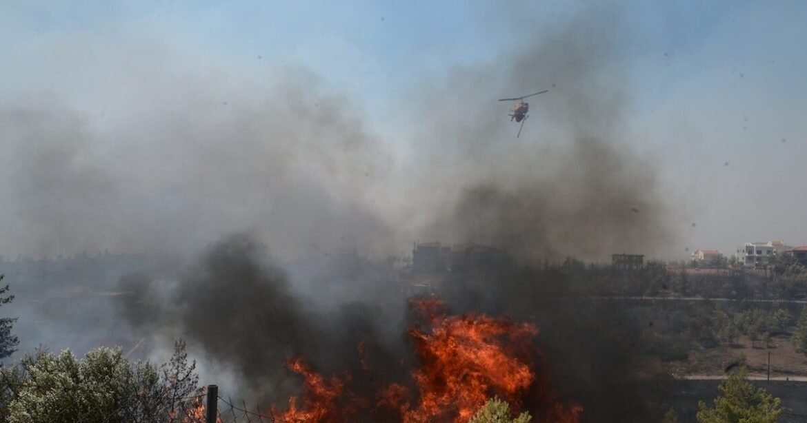 Φωτιά στην Πάτρα στην περιοχή Κάτω Καστρίτσι: Καίει σε αστικό ιστό