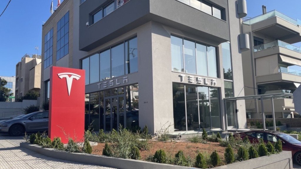 Η Tesla ανοίγει νέο κατάστημα στην Γλυφάδα
