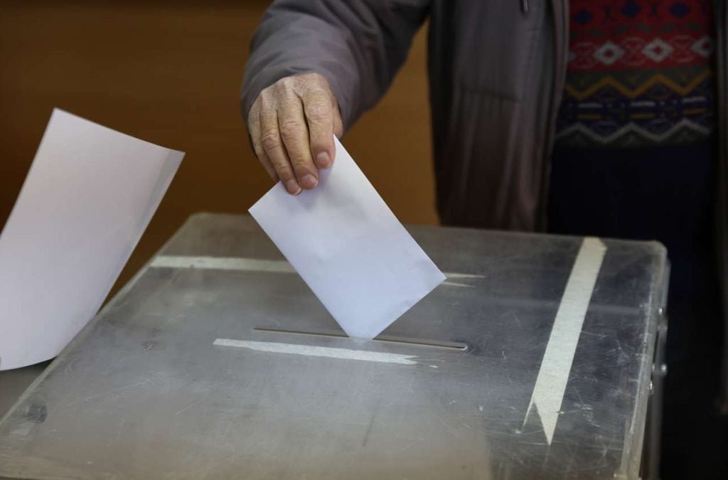 Pulse: Στις 15 μονάδες η διαφορά ΝΔ από ΠΑΣΟΚ – τι λένε οι πολίτες για τον ΟΠΕΚΕΠΕ