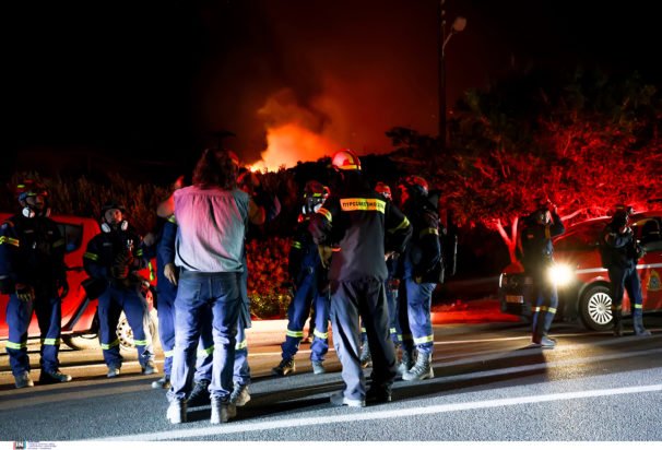 Μαίνεται η φωτιά στην Ιεράπετρα, ενισχύθηκαν οι δυνάμεις της Πυροσβεστικής – Εφιαλτική νύχτα με εκκενώσεις