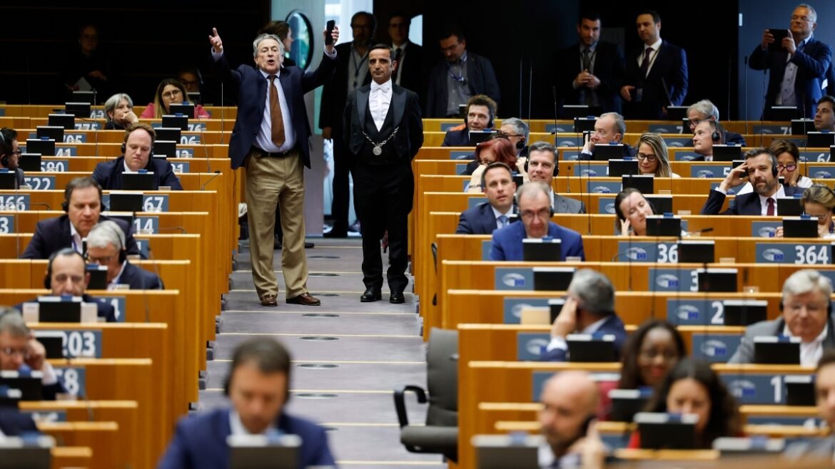 Φουσκωμένες οι τσέπες στις Βρυξέλλες: Αυξήσεις «μαμούθ» στους «χρυσοκάνθαρους» της Ευρωβουλής