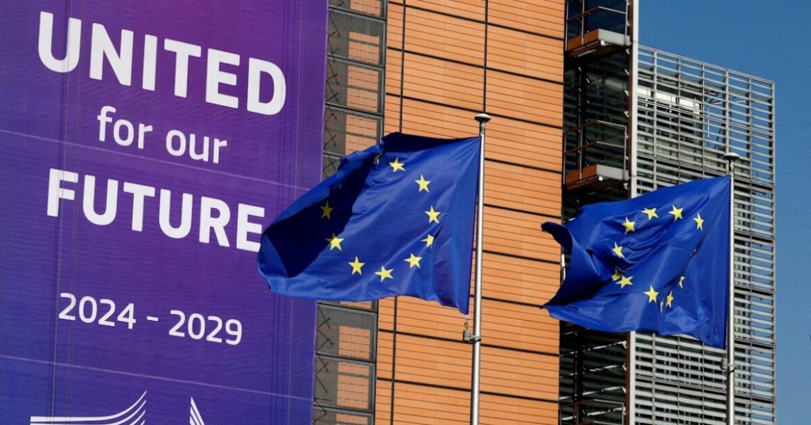 Πως και γιατί οι ευρωπαϊκοί εταιρικοί κολοσσοί πιέζουν την ΕΕ για εμπορικό συμβιβασμό με τις ΗΠΑ έως τις 9 Ιουλίου