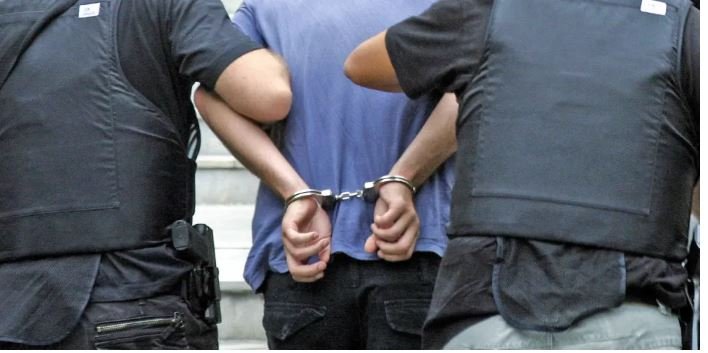 Μύκονος: Συνελήφθη διεθνώς διωκόμενος αλλοδαπός – Κατηγορείται για συμμετοχή σε εγκληματική οργάνωση και