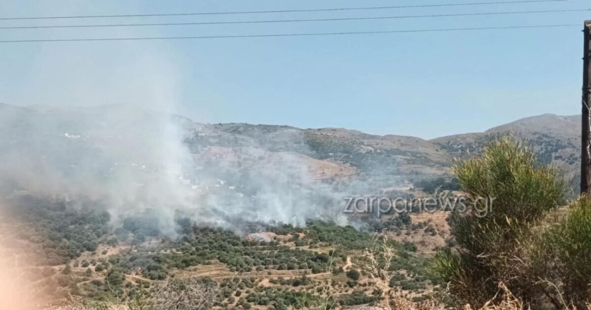 Φωτιά στα Χανιά: Σηκώθηκαν δύο ελικόπτερα – Μήνυμα από το 112 στους κατοίκους «να είστε σε ετοιμότητα»