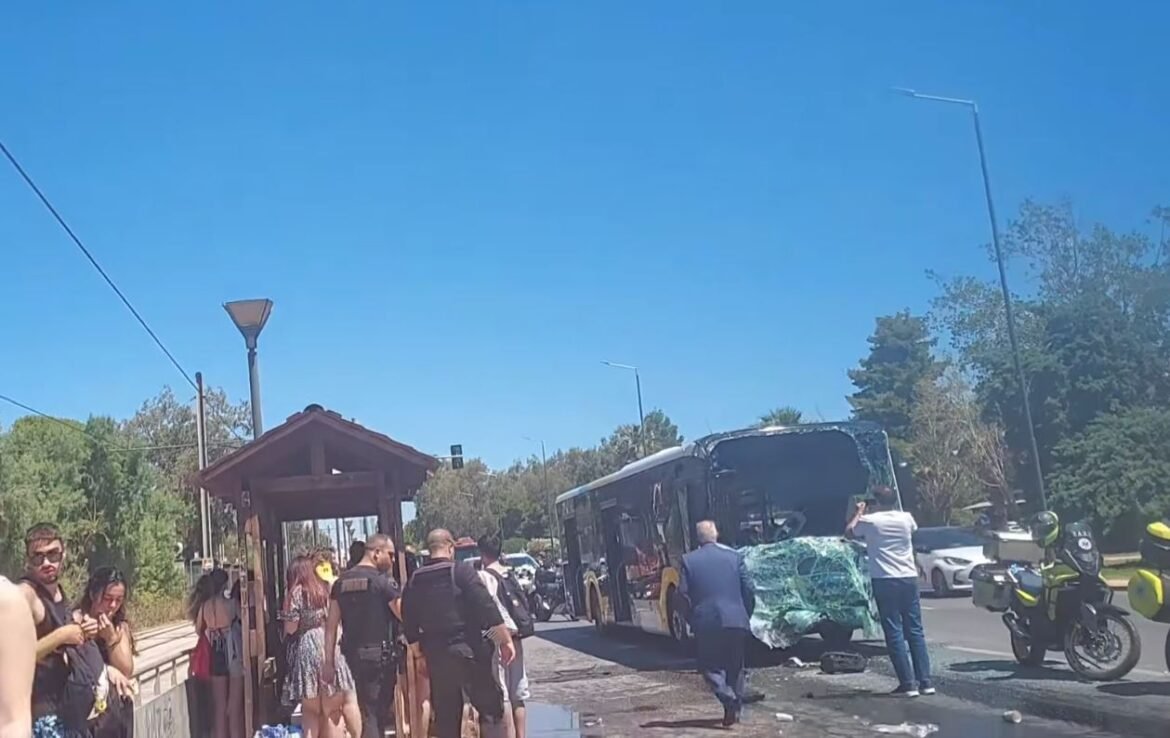 Τροχαίο στην Βούλα: Βίντεο από το σημείο της σύγκρουσης των λεωφορείων