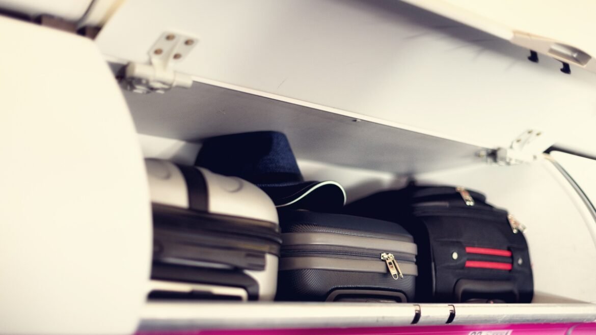 Ryanair: Αυξάνει τις διαστάσεις στη χειραποσκευή – Τι επιτρέπεται