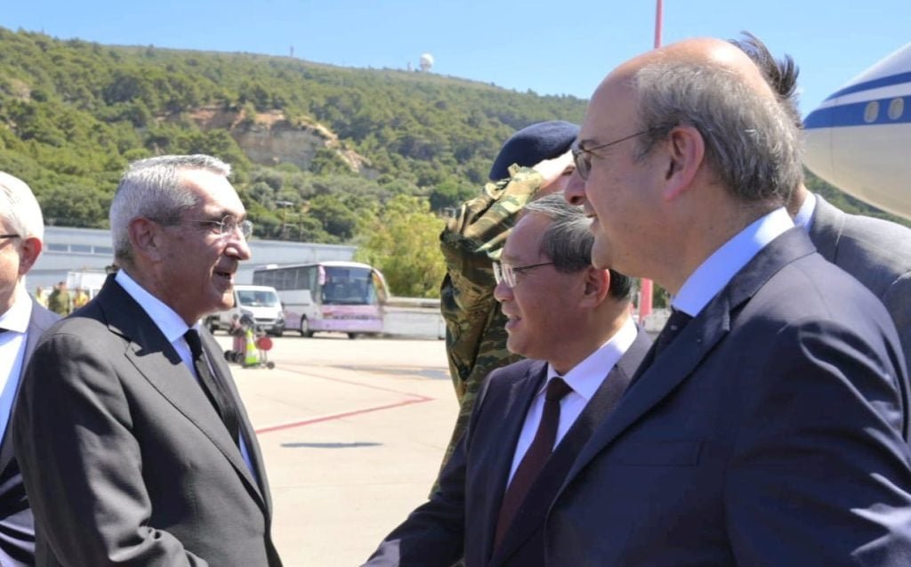 Στη Ρόδο ο πρωθυπουργός της Κίνας – τον υποδέχθηκε ο Κωστής Χατζηδάκης