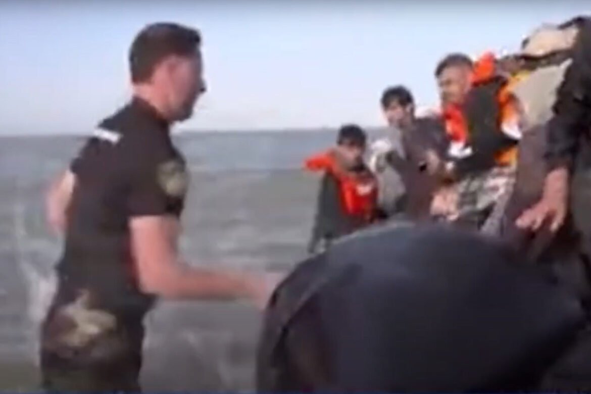 Γαλλία: Αστυνομικοί με μαχαίρια έσκισαν φουσκωτή βάρκα γεμάτη μετανάστες μέσα στη θάλασσα (Βίντεο)
