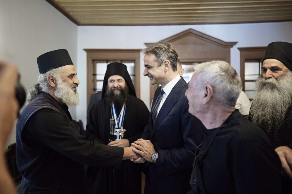 Στο Αγιον Ορος ο Μητσοτάκης: «Θα είμαστε δίπλα σας» -Στήριξη €100 εκατ. για τη συντήρηση των Μονών