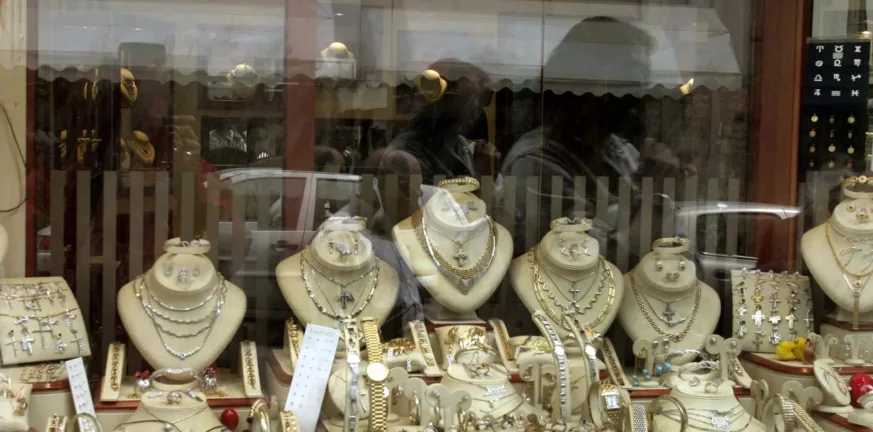 Πάτρα: Προσποιήθηκαν τους πελάτες και έκλεψαν κασετίνα με χρυσές καδένες αξίας 50.000 ευρώ