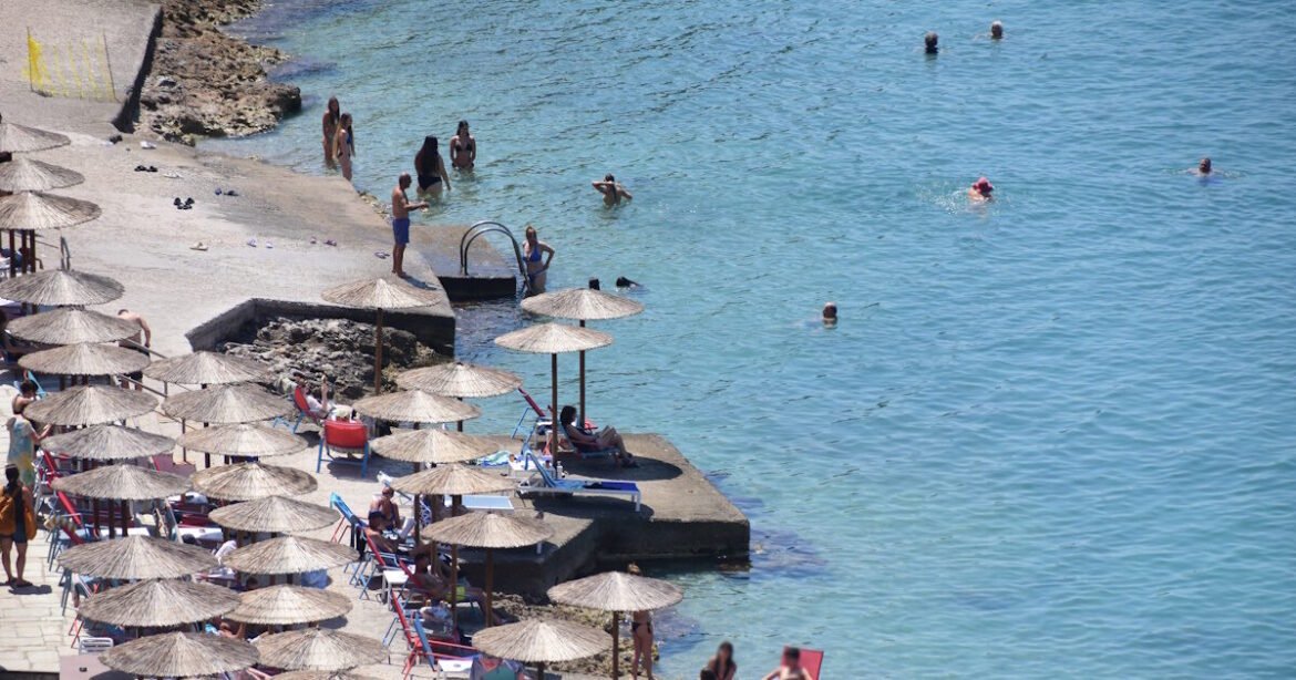 Σαφάρι της εφορίας σε ξενοδοχεία, ταβέρνες και παραλίες – «Όπλα» οι νέες τεχνολογίες και οι αυστηρές ποινές για παραβάτες