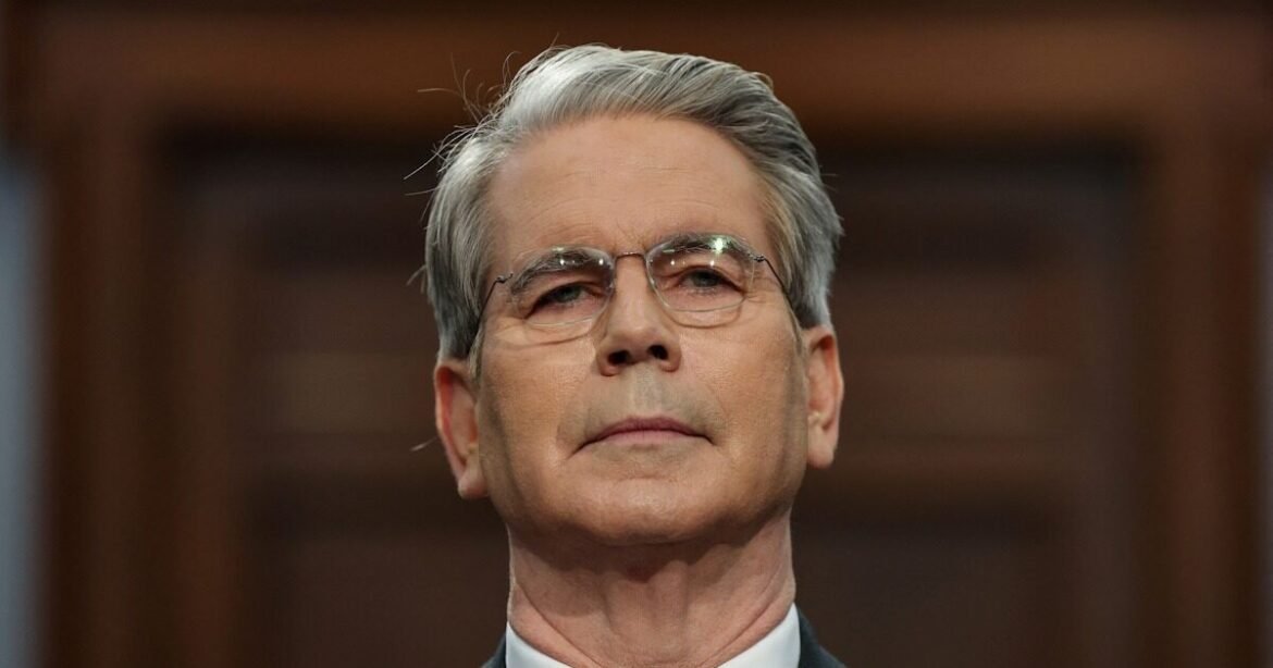 Έρχονται 72 «καυτές» ώρες για τους δασμούς Τραμπ, τα σενάρια για τις αποφάσεις των ΗΠΑ και οι δηλώσεις Μπέσεντ