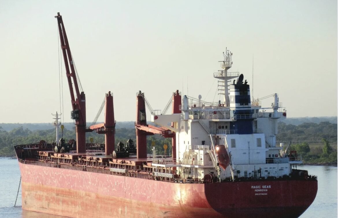 Ερυθρά Θάλασσα: Βυθίζεται το πλοίο «Magic Seas» που δέχθηκε επίθεση – Κανένας Έλληνας στο πλήρωμα