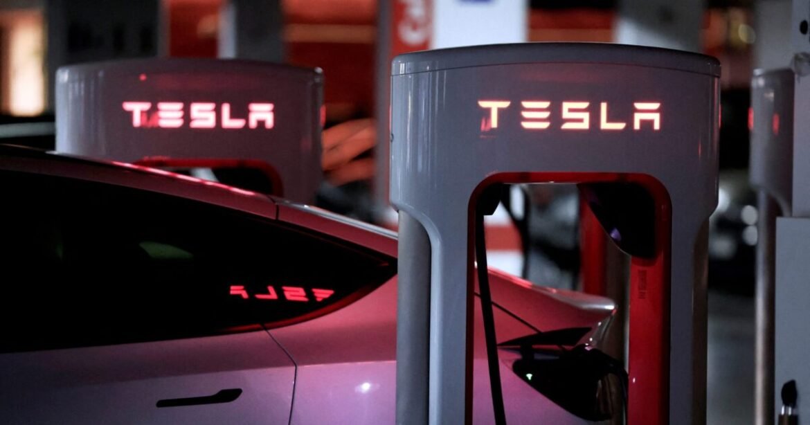 Σε πτώση η μετοχή της Tesla μετά την ίδρυση κόμματος Μασκ στις ΗΠΑ