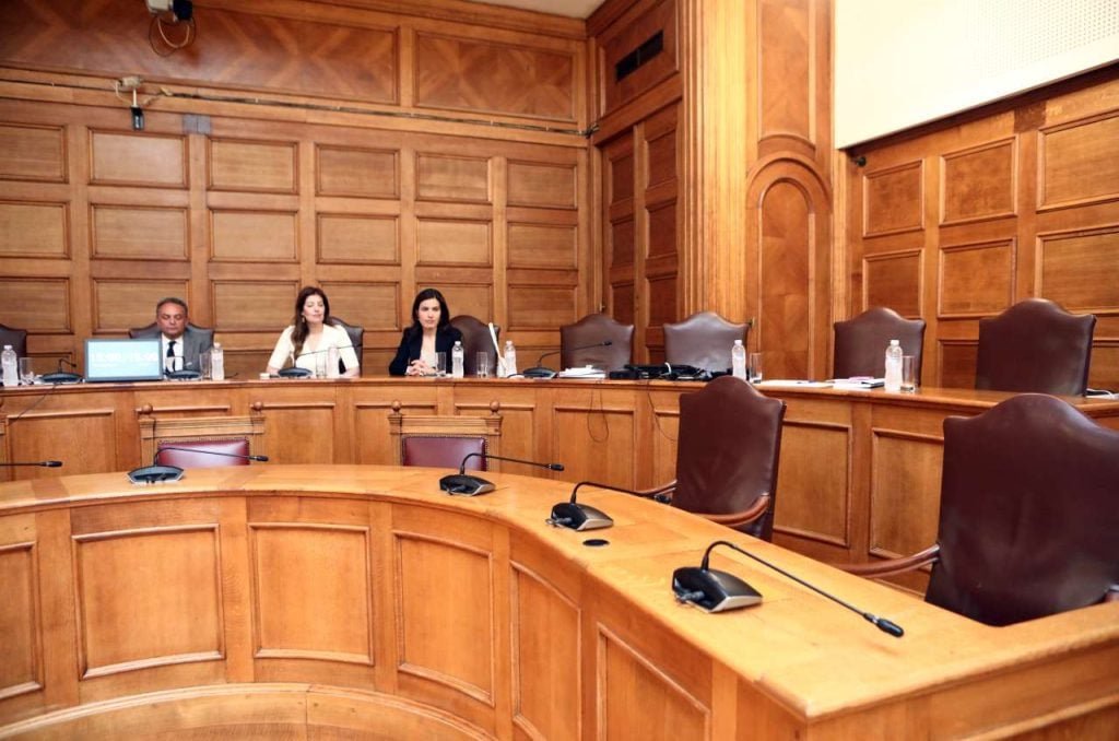 Διαμαρτυρίες και αποχωρήσεις από την Προανακριτική Καραμανλή για τα Τέμπη