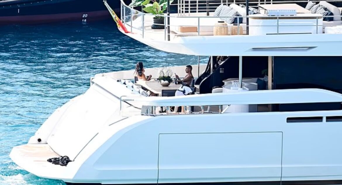 Διεθνές «κράξιμο» στον Ρονάλντο: Πήγε διακοπές με σκάφος αντί να είναι παρών στην κηδεία του Ντιόγκο Ζότα (εικόνες)