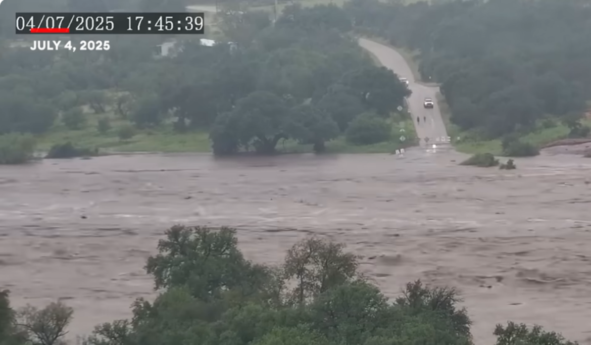 Τέξας: Timelapse βίντεο δείχνει το νερό να καταπίνει τα πάντα στο πέρασμά του – Πάνω από 80 οι νεκροί