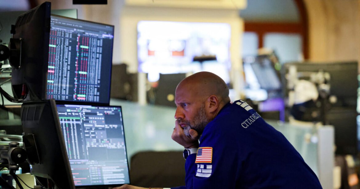 Με απώλειες έκλεισε η Wall Street μετά τις επιστολές Τραμπ για νέους δασμούς – Ο Dow Jones έχασε πάνω από 400 μονάδες