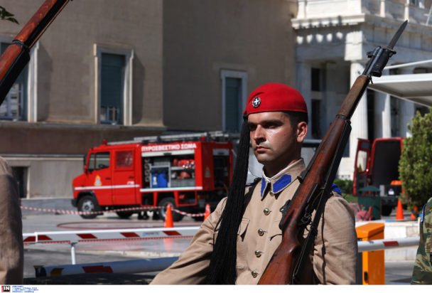Βουλή: Ολοκληρώθηκε η επιχείρηση περισυλλογής ύποπτου φακέλου – Παραδόθηκε σε κλιμάκιο του ΕΟΔΥ