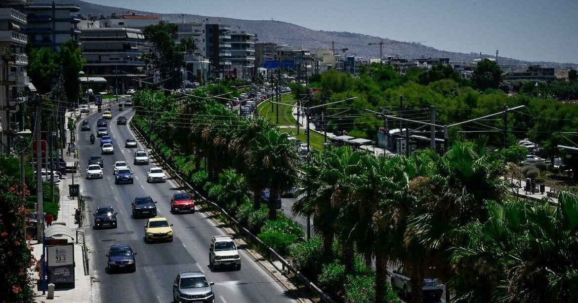 Μποτιλιάρισμα στην Ποσειδώνος λόγω φωτιάς σε αυτοκίνητο