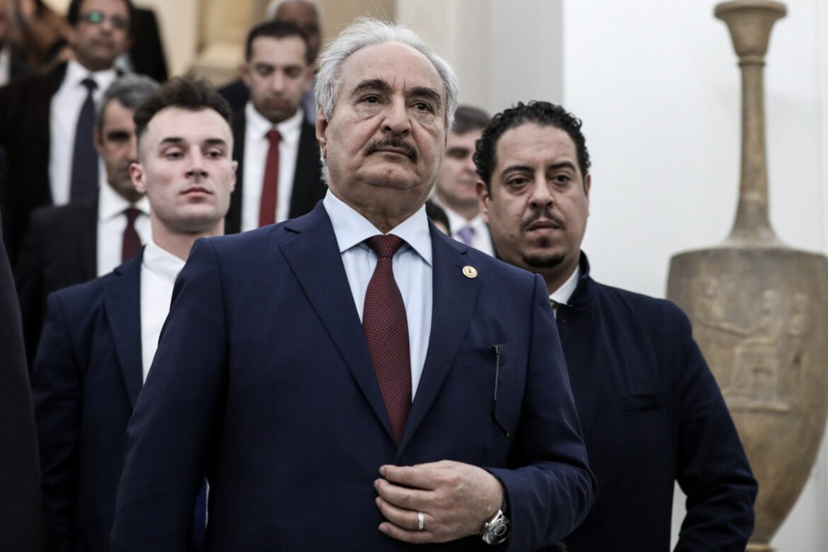 Η Κομισιόν υποβαθμίζει το επεισόδιο με Χαφτάρ: «Ήταν ζήτημα πρωτοκόλλου, δεν κλείνουν οι δίαυλοι επικοινωνίας»