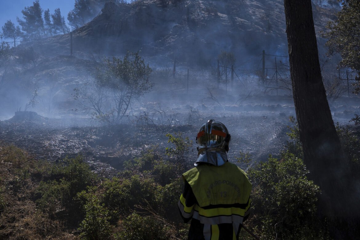 Δύσκολη νύχτα στη Μασσαλία: Μπλακ άουτ σε ρεύμα και υποδομές από τη μεγάλη φωτιά – Τραυματίστηκαν 9 πυροσβέστες