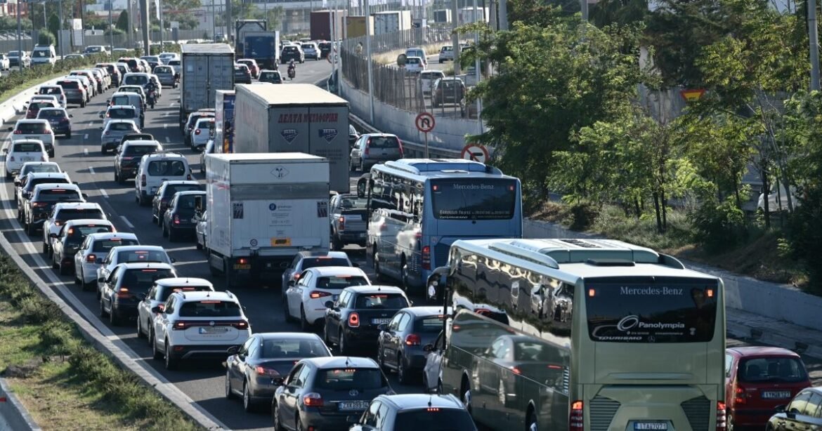 Κυκλοφοριακό «έμφραγμα» στην Κηφισίας στο ρεύμα προς Κηφισιά λόγω τροχαίου: Χύθηκαν λάδια στο οδόστρωμα