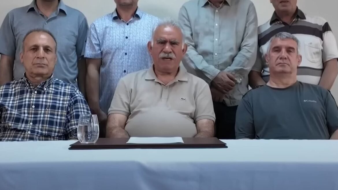 Πρώτη εμφάνιση Οτσαλάν μετά από 26 χρόνια – «Ο ένοπλος αγώνας του PKK έληξε» (βίντεο)