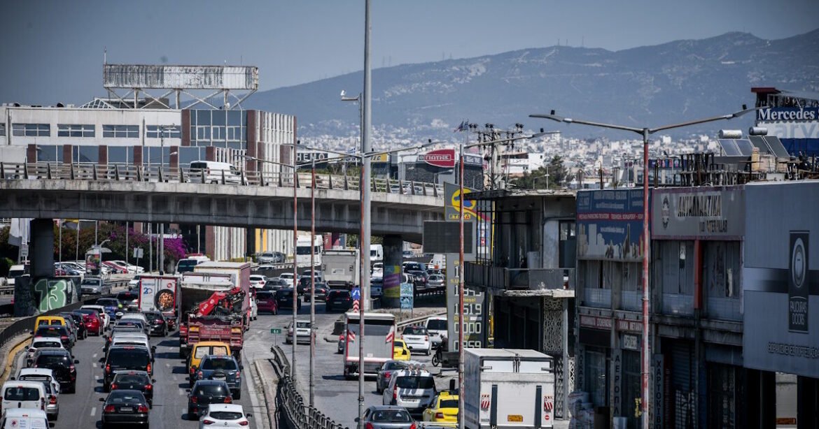 Τροχαίο στην Αθηνών – Κορίνθου: Φορτηγό συγκρούστηκε με αυτοκίνητο στο ύψος των Διυλιστηρίων, στο «κόκκινο» η κίνηση