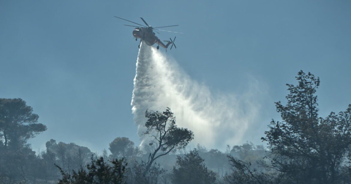 Φωτιά στον Ωρωπό – Σηκώθηκαν 13 αεροσκάφη και 6 ελικόπτερα