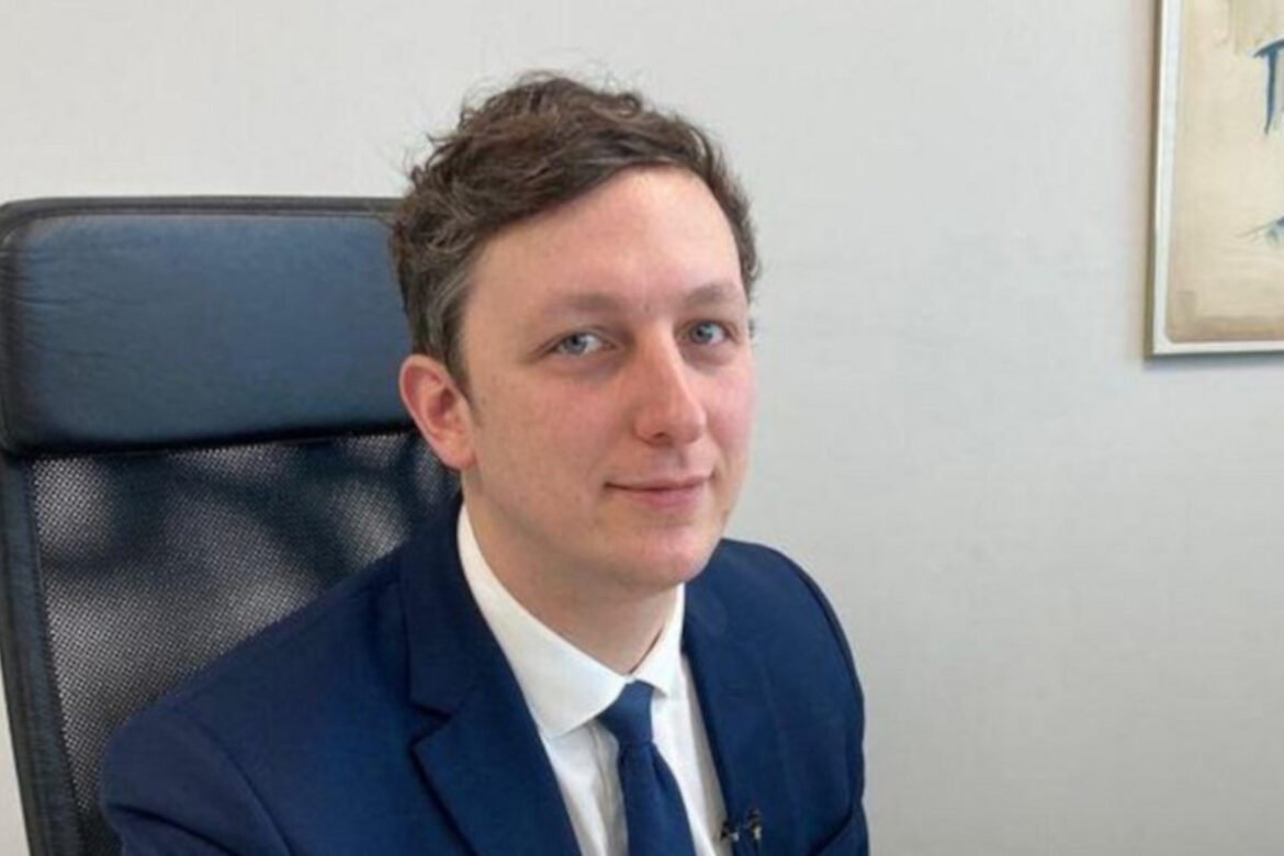 Γαλλία: Αυτοκτόνησε ο δικηγόρος που υπερασπίστηκε διαβόητο παιδεραστή χειρουργό – Ήταν μόλις 34 ετών