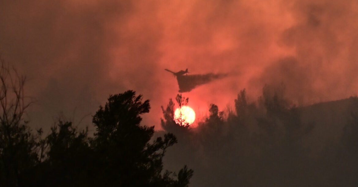 Φωτιά στον Ωρωπό: Οι φλόγες απειλούν τα πρώτα σπίτια στο Ασπροχώρι – Μήνυμα του 112 για εκκένωση