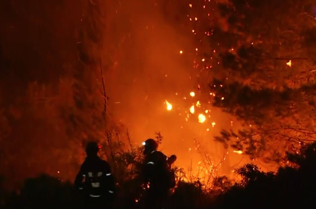 LIVE – Κόλαση φωτιάς στον Ωρωπό: Μία ανάσα από τα σπίτια στο Ασπροχώρι οι φλόγες – «Δύο τα πύρινα μέτωπα» –