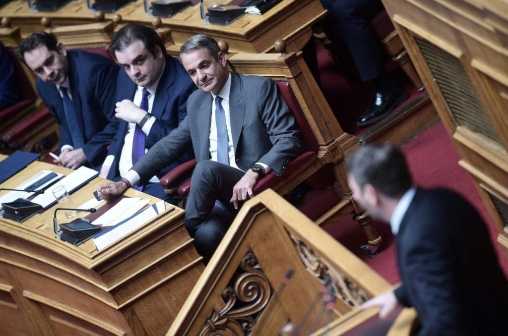 Αντιπαράθεση Μητσοτάκη – Ανδρουλάκη για τα περί «γαλάζιας συμμορίας»