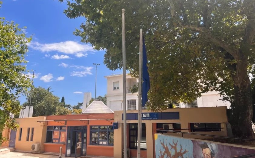 Κομοτηνή: Αλλοδαπός κατέβασε την ελληνική σημαία από δημόσιο κτίριο και την έκαψε  