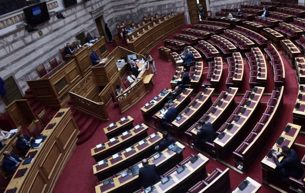 Με τις ψήφους ΝΔ και ΠΑΣΟΚ το νομοσχέδιο για τη δημοσιονομική ισορροπία