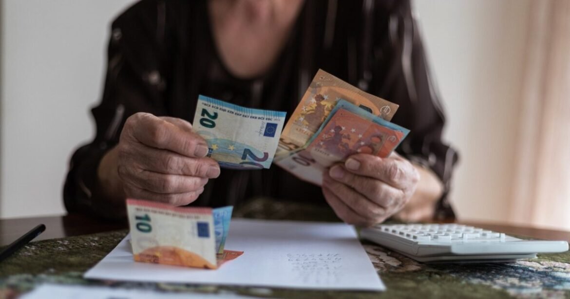 Πότε θα πληρωθούν οι συντάξεις Αυγούστου 2025