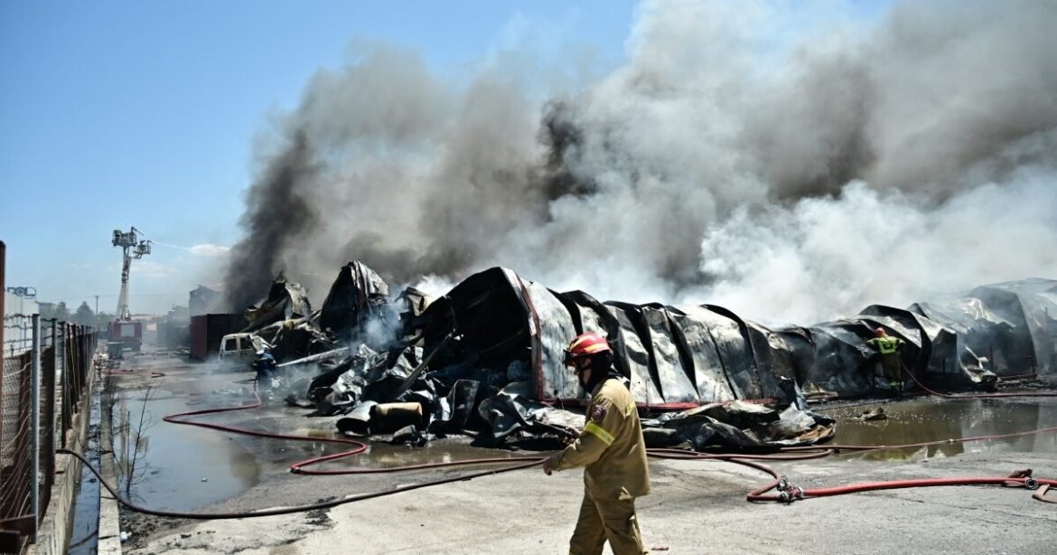 Φωτιά στη Ριτσώνα: Καταστράφηκε ολοσχερώς το εργοστάσιο πλαστικών – Έκτακτα μέτρα λόγω των επικίνδυνων καπνών