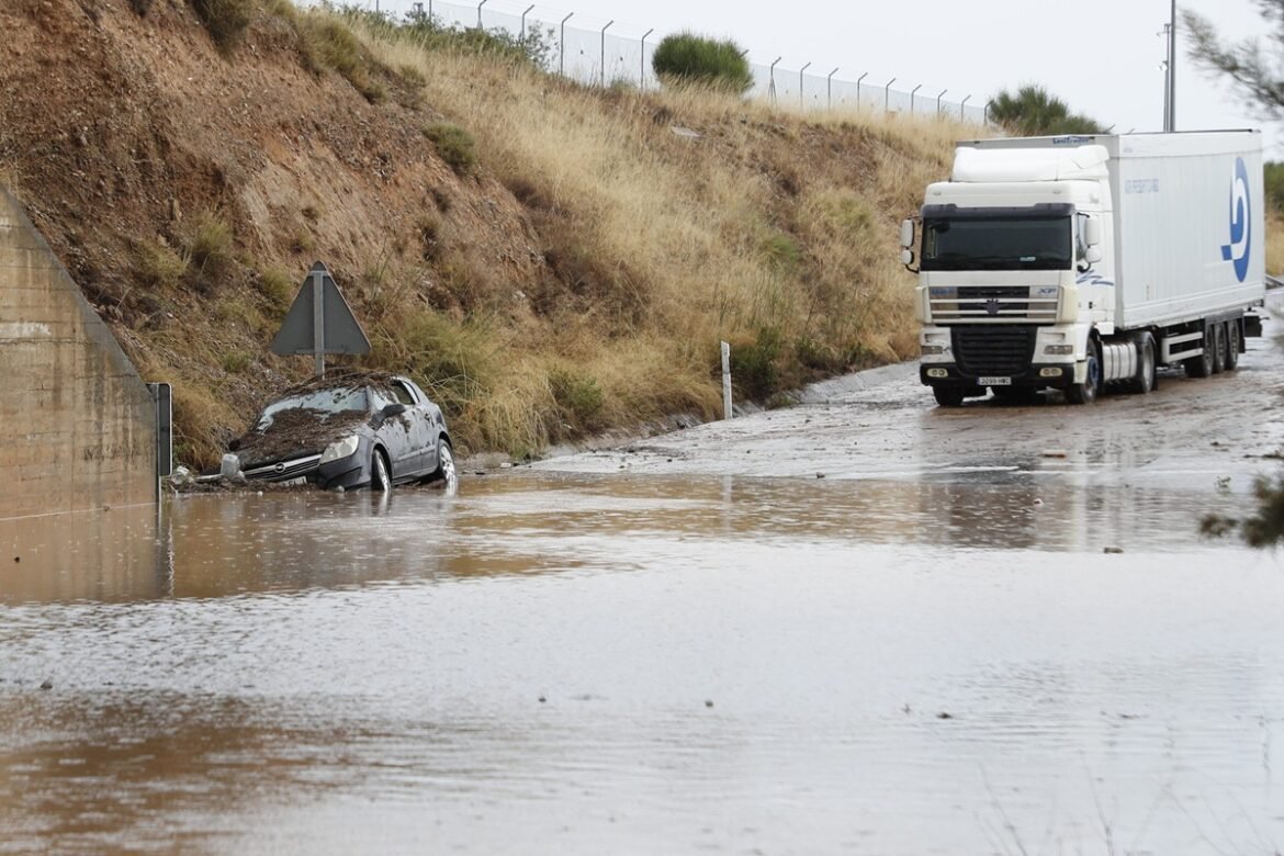Χάος στην Ισπανία: Καταρρακτώδεις βροχές έφεραν πλημμύρες, σε «κόκκινο συναγερμό» η Καταλονία