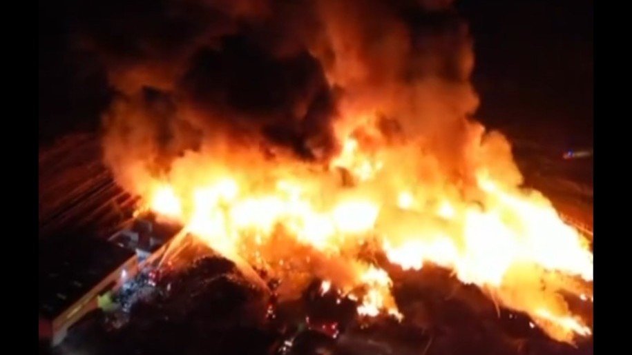 Αλεξανδρούπολη: Μαίνεται η φωτιά στο εργοστάσιο ανακύκλωσης στην Αμφιτρίτη – Μήνυμα του 112 – ΒΙΝΤΕΟ