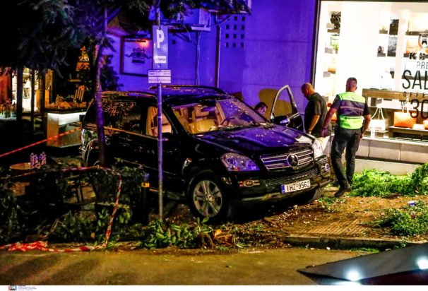 Κολωνάκι: Με τα χέρια προσπάθησε ο παρκαδόρος να σταματήσει το τζιπ – «Μας έσωσε το δέντρο που βρέθηκε στην πορεία του»