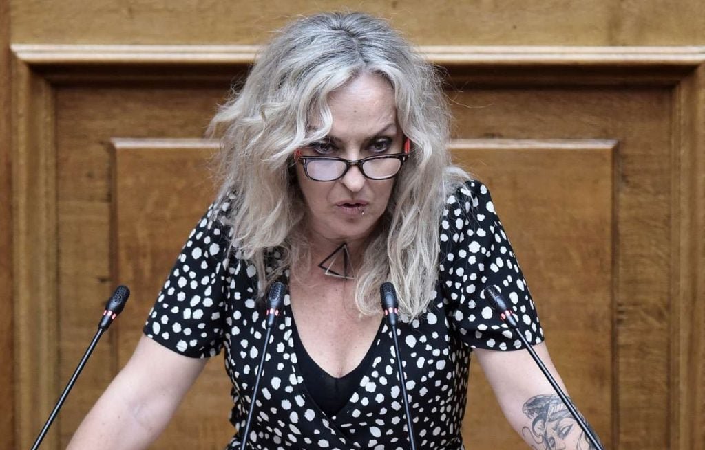 Βουλή: Η Τζώρτζια Κεφαλά της Πλεύσης ανέβηκε στο βήμα και τραγούδησε Βιτάλη