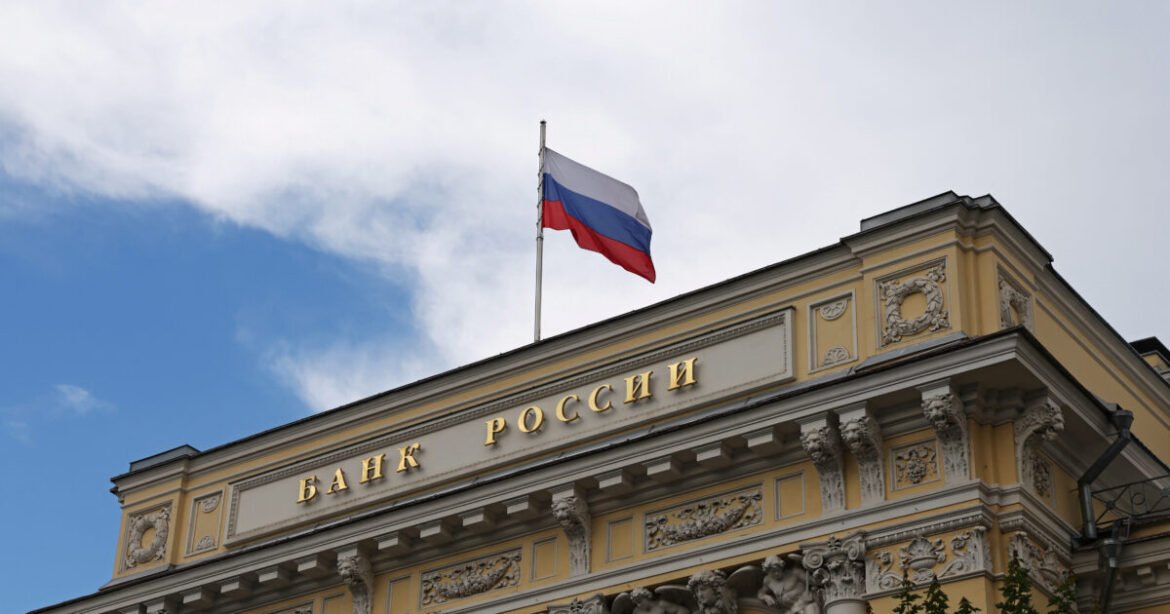 Η κεντρική τράπεζα της Ρωσίας μείωσε το βασικό επιτόκιο κατά 200 μονάδες βάσης στο 18%
